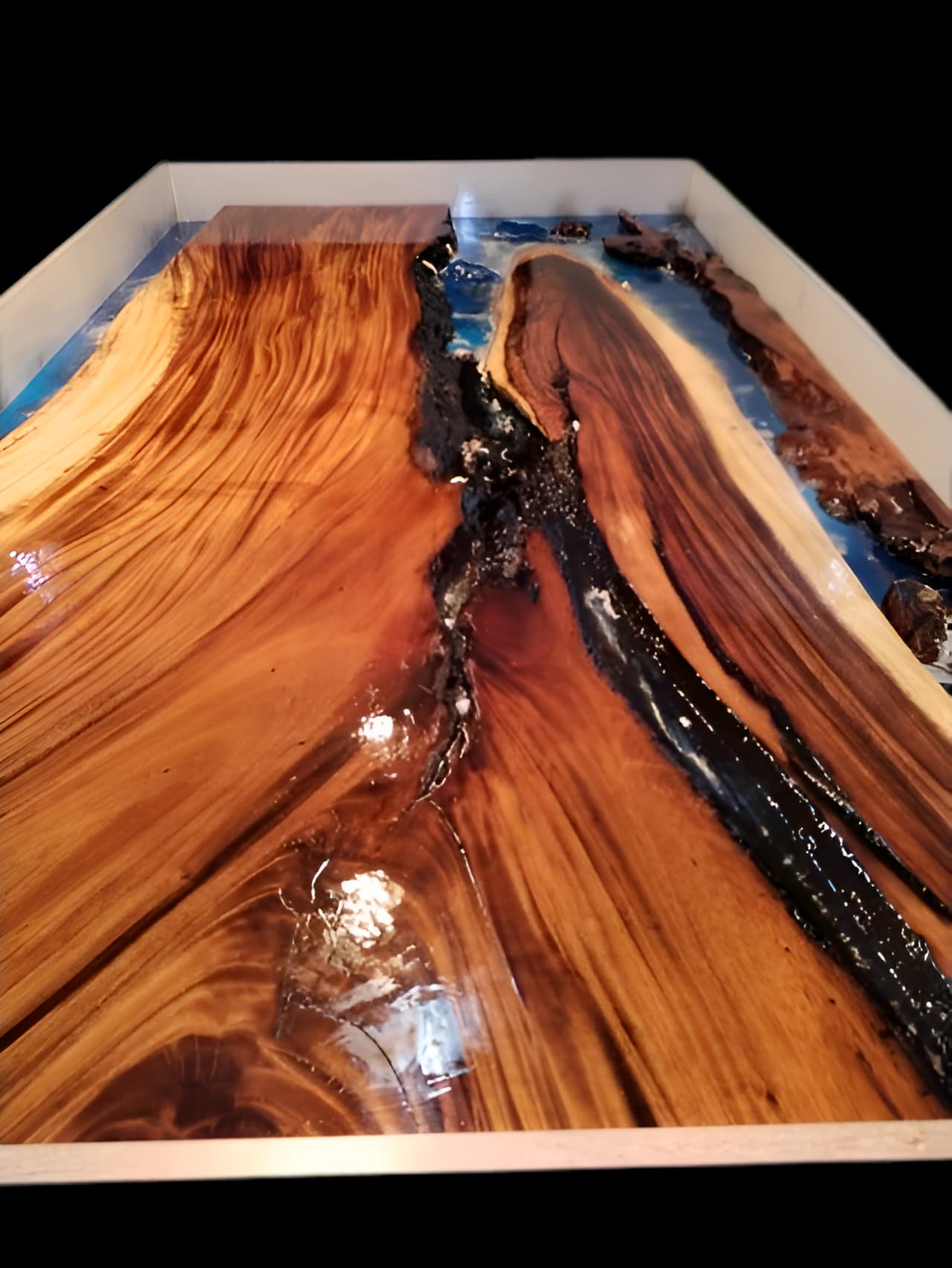 Detalle de mesa river table con resina turquesa y madera