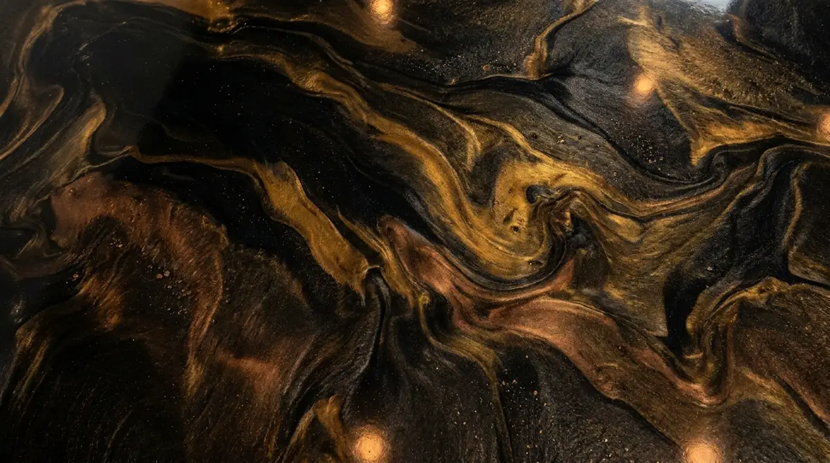 Detalle de piso epóxico metálico negro y oro de alta calidad